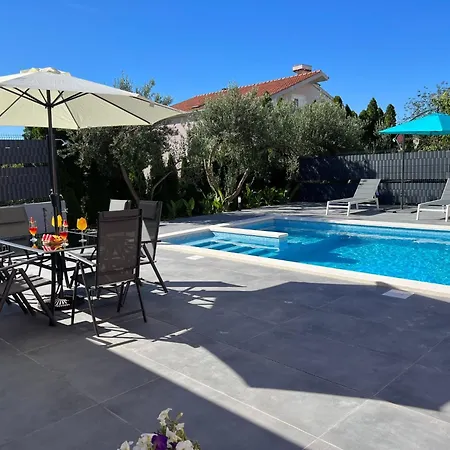 Apartment Moderne Meerblick Ap-1 Mit Pool Und Terrasse Bbq In Der Naehe Von Split Trogir By Interhome Kastela