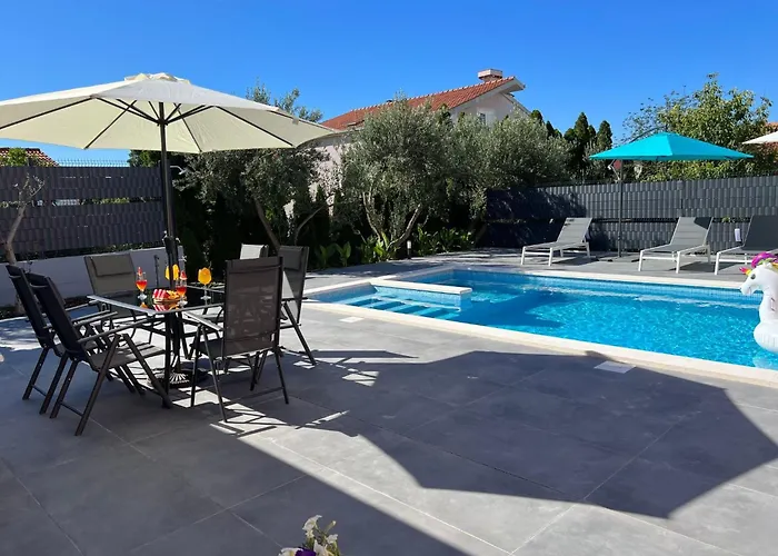 Apartment Moderne Meerblick Ap-1 Mit Pool Und Terrasse Bbq In Der Naehe Von Split Trogir By Interhome Kastela