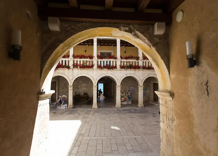 Apartment Moderne Meerblick Ap-1 Mit Pool Und Terrasse Bbq In Der Naehe Von Split Trogir By Interhome Kastela